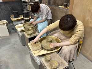 社員がろくろを回す様子